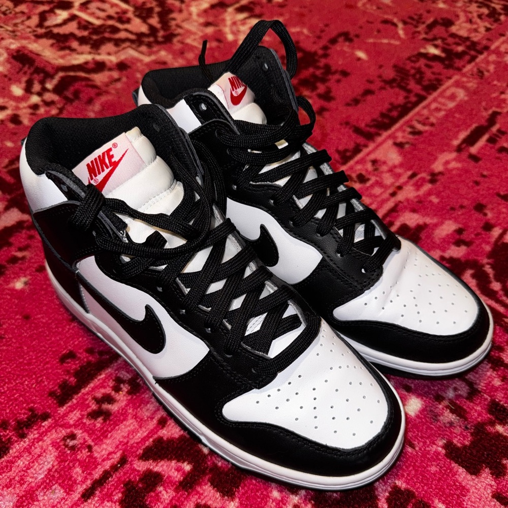 Authentic Nike Mens/women Nike dunks high tops. Size 9.